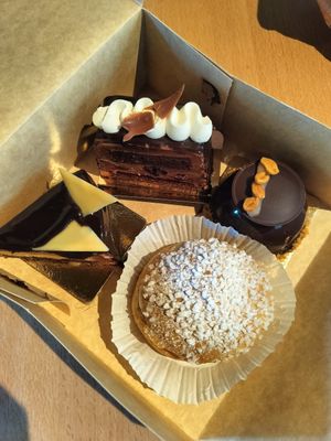 Tropézienne, Kaouète, Forêt noire et Chocopassion at Patisserie Chocolaterie Peigné in Lille