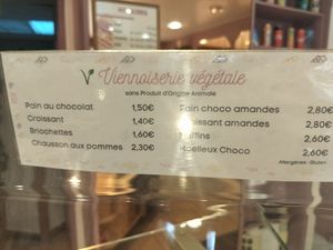 Liste des prix des viennoiseries. Pains au chocolat et croissants uniquement disponibles le weekend at Patisserie Chocolaterie Peigné in Lille