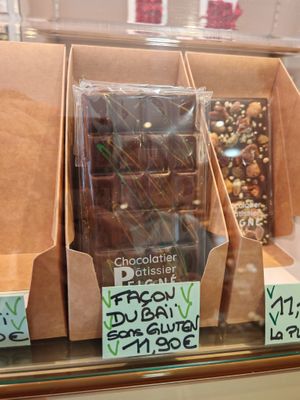 Vegan Dubai chocolate gluten free ou with gluten at Patisserie Chocolaterie Peigné in Lille