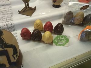 Easter vegan special (bird chocolates) at Patisserie Chocolaterie Peigné in Lille