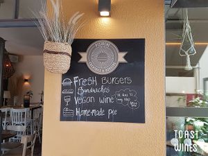 sign mentioning 'vegan wine' that caught our eye at Pistache in Valkenburg