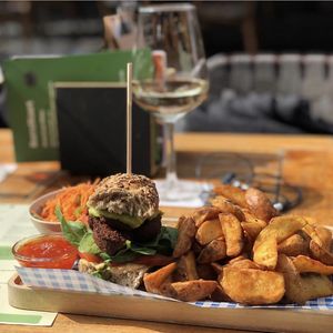 Bread with falafel and hummus, potato wedges, a small salad and vegan white wine at Pistache in Valkenburg