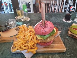 Avocadoburger met curly fries at Pistache in Valkenburg