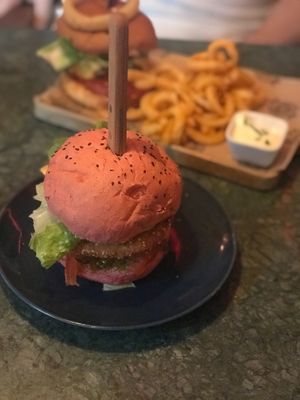 ‘Sweet whitout meat’ avocadoburger, with pickles, jalapeños, lettuce and tomatoes. They also have vegan mayo and a chocolate, cocos, date ‘pie’ dessert. Looked tasted grea at Pistache in Valkenburg
