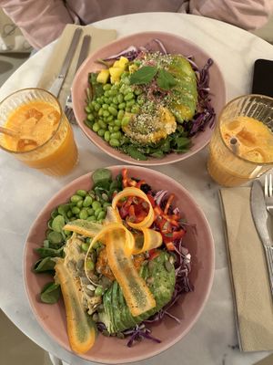 The two salad options with edamame instead of eggs 🫘  at Den Lille Smalle in Odense