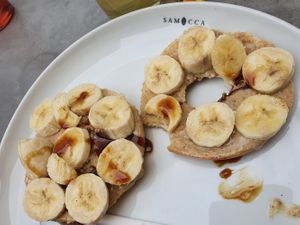 Bagel mit Mandelmus und Banane at Samocca in Aalen