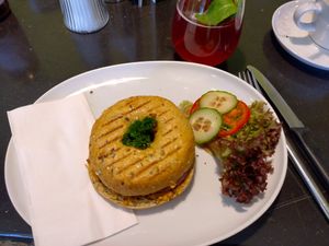 Bagel mit veganem Liptauer und Zwiebelringen at Samocca in Aalen