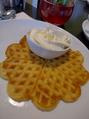 Waffel mit Sahne (in veganer Form) at Samocca in Aalen