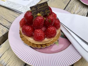Veganes Himbeer Tartelette   at Isabella Glutenfreie Patisserie in Aachen