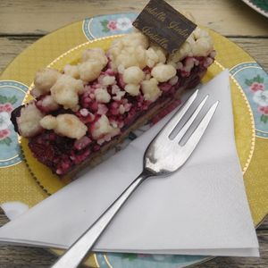 "Cheery crumble" at Isabella Glutenfreie Patisserie in Aachen
