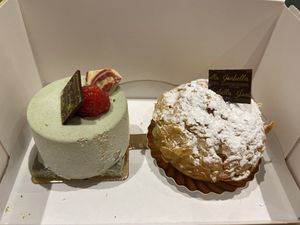 Vegan gebak. Pistache en appel-amandel.   at Isabella Glutenfreie Patisserie in Aachen