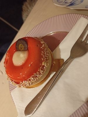 Raspberry cake at Isabella Glutenfreie Patisserie in Aachen