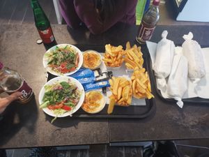 Pommes und Salat zum Menü at Falafello in Halle