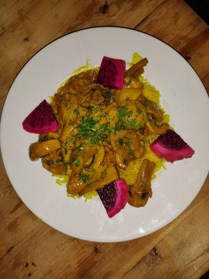 פטריות בקארי וקרם קוקוס על מצע של אורז at Alf in Haifa