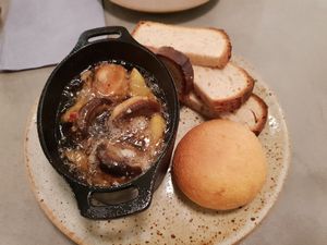 Garlic mushrooms at Vegimo 野菜食堂 in Hiroshima