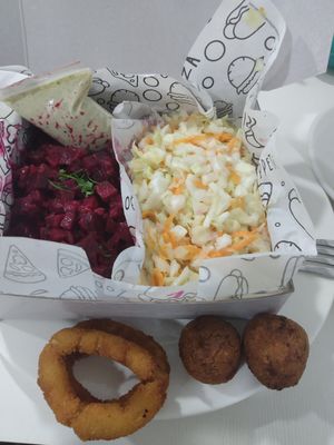 Delivery: beet salad, Cole slaw, falafel and onion rings at Antojos Veganos in Armenia