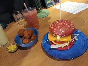 Vegane Bitterballen und "Cheese" Burger at The Black Cockatoo in Almere