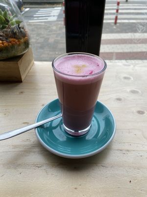 Pink Pistache latte: good, but contains coffee (this wasn’t mentioned)  at The Black Cockatoo in Almere