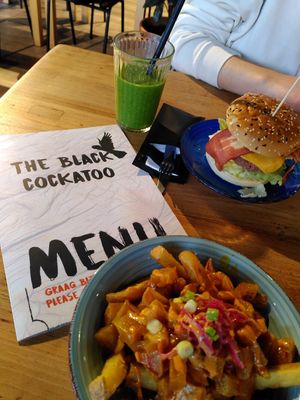 Bacon cheeseburger en frietje gele randang at The Black Cockatoo in Almere