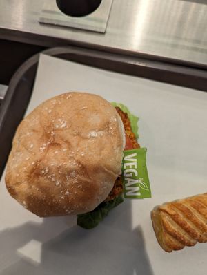 Crunchy chicken sandwich vegan #Veganuary at backWERK - Loebdergraben in Jena