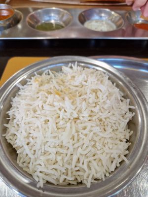 De curry's worden geserveerd met witte rijst at Krishna Vilas in The Hague