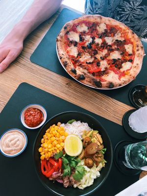 We got the burrito bowl and the omnibeef pizza - both amazing 🙌🏻 at The Hungry Wolf in Koh Samui