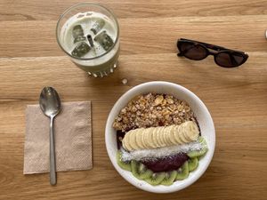 Açai love bowl and matcha latte  at Happy Blender in Athens