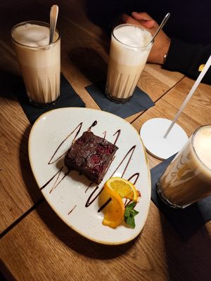 Veganer Schoko-Kirsch Brownie und Chai Latte mit Hafermilch at Mischbar in Nuremberg