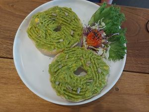 Avocado bagel at Pura Vida Cafe & Restaurant in Koh Phangan