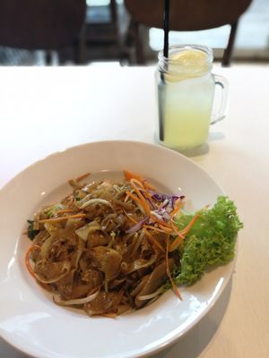 Penang fried kuay teow with honey lemon at D'Life Signature 蔬品轩 in East Singapore
