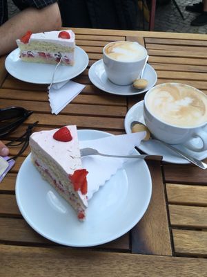erdbeer sahne torte vegan at Eistraumerei in Leipzig
