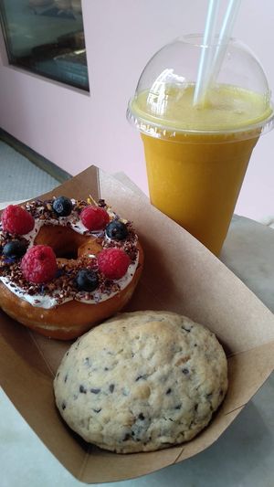 Galleta gigante y donut de frutos rojos at Vegan Bowls in Barcelona
