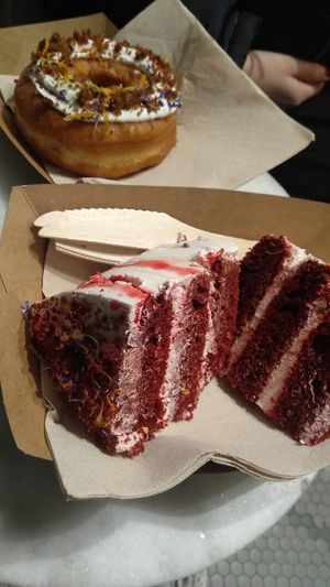 Donut y red velvet 🤤 at Vegan Bowls in Barcelona