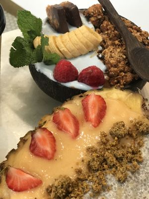 Cacao and mango bowls at Vegan Bowls in Barcelona