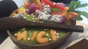 Green bowl : green thin yogurt (smoothie) consistency w/ granola & fresh fruit at Vegan Bowls in Barcelona