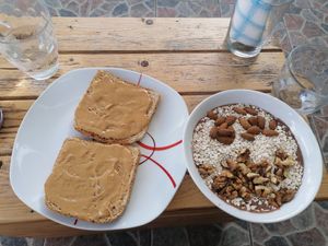 Toast and smoothie bowl at Tutti Frutti in Santorini