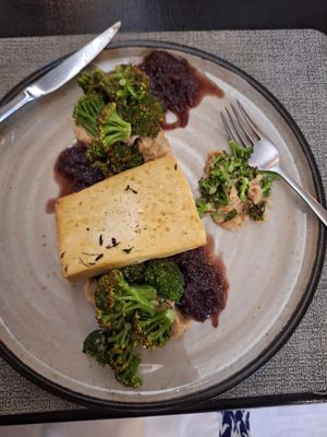 Prato de tofu com purê de couve flor, brócolis e cebola caramelizada com vinho. at Origens in Evora