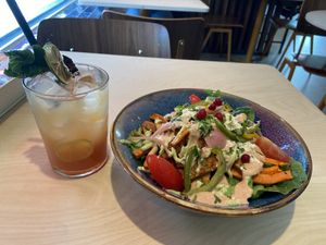 Kapsalon + apple/cinnamon lemonade: quite good, but the kapsalon was more like a bowl than a real kapsalon (the fries seemed steamed). It used to be better. at GYS - Amsterdamsestraatweg in Utrecht