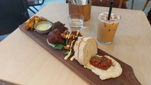 Borrelplank en ijskoffie (met havermelk) at GYS - Amsterdamsestraatweg in Utrecht