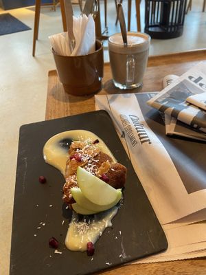 Chai latte (allright with almond/coconut mylk) and Almond/apple pie (quite good, mildly sweet)  at GYS - Amsterdamsestraatweg in Utrecht