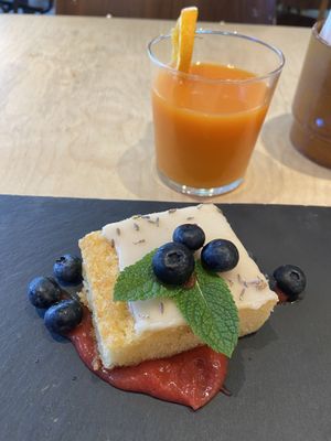 Lemon/lavender cake (decent) and carrot/pineapple juice (quite good) at GYS - Amsterdamsestraatweg in Utrecht