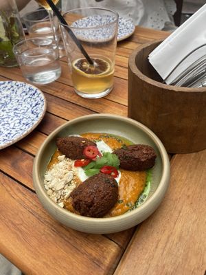 Indian-style pakora’s
Zwarte knoflook, tandoori-tomaten saus, linzenpakora, ingelegde aubergine, raita, geroosterde cashewnoten! Star of the show. Best dish  at GYS - Amsterdamsestraatweg in Utrecht