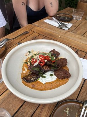 Tandoori eggplant
Aubergine, zwarte knoflook, tandoori-tomatensaus, linzenpakora, ingelegde aubergine, raita, geroosterde cashewnoot. Basically a large portion of the Indian pakora at GYS - Amsterdamsestraatweg in Utrecht