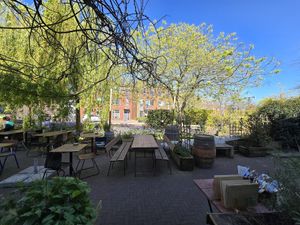 Outdoor seating at GYS - Amsterdamsestraatweg in Utrecht
