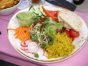 Avocado Bowl & Bens Fritten at Ben's Burger Bar in Buehl