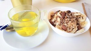 Chá de Limão (Zitronentee) und Manteiga de Amendoim (Mandelbutter) at Citrus Coffee in Caldas Da Rainha