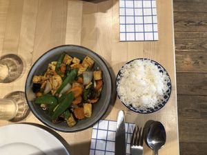 Tofu met rijst, groentjes en chillpasta -pikant at Thai Zen in Bruges