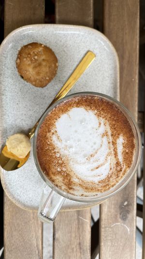 Veganes Minimuffin mit einem sehr gut gewürzten ChaiSojaLatte 😉  at Frau Meise in Baden