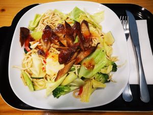 Gebratene Nudeln mit veganem Chicken at Formosa Food in Vienna