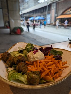 Vegan falafel bowl at Dean & David - Friedrichstr in Berlin